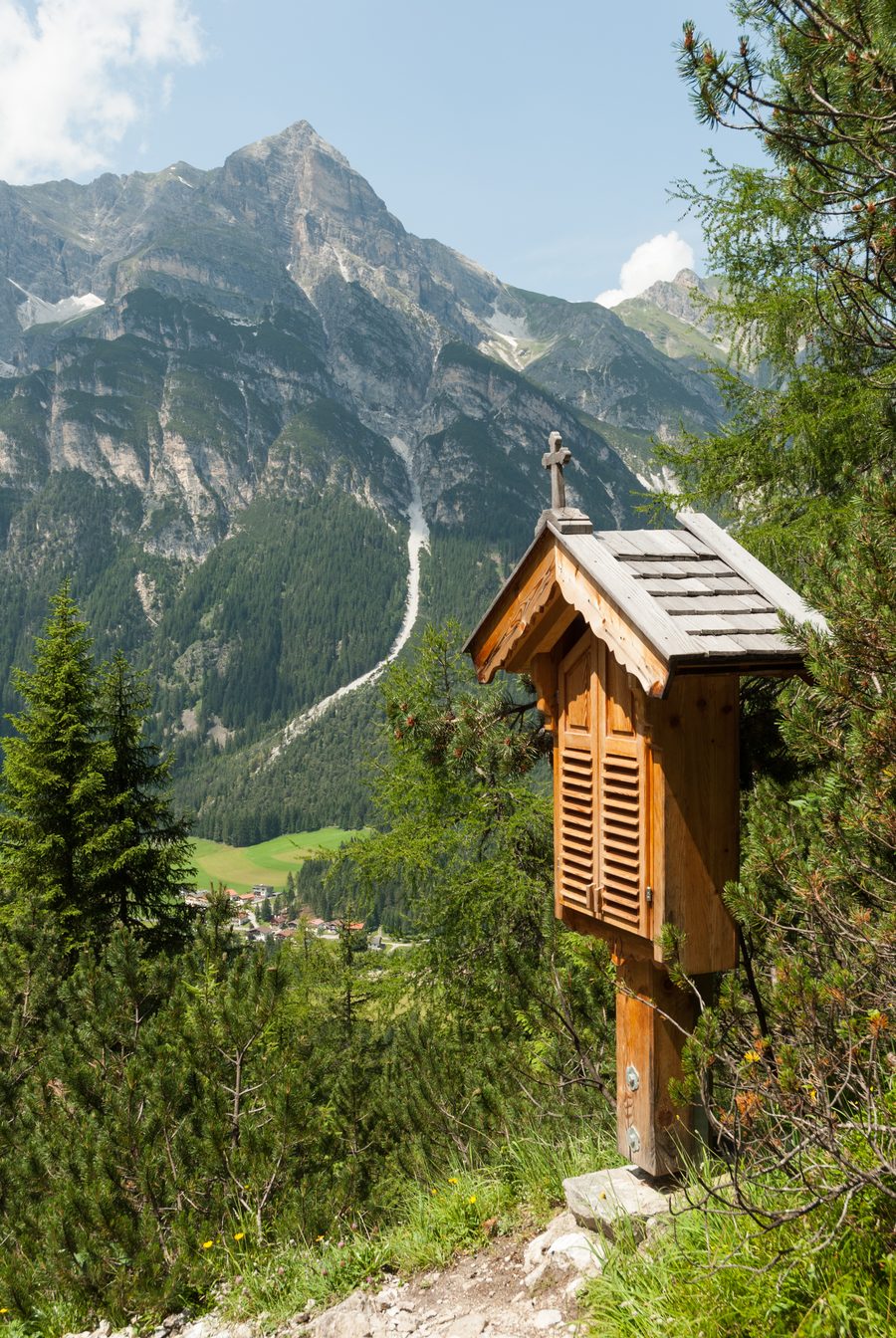 Kreuzweg nach St. Magdalena im Gschnitztal mit der Kirchdachspitze im Hintergrund