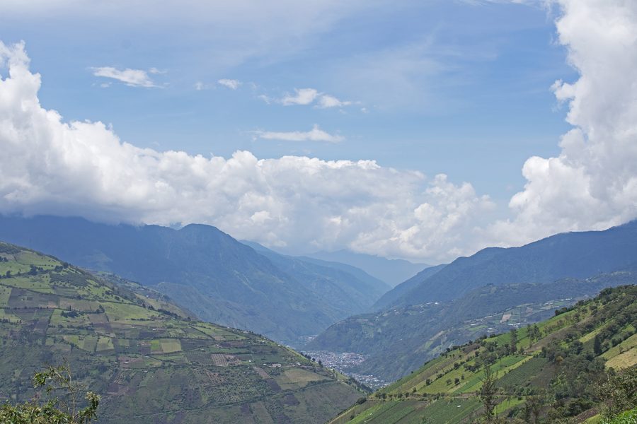 Blick auf Baños de Agua Santa von der E304 bei Huambaló in Tungurahua, Ecuador