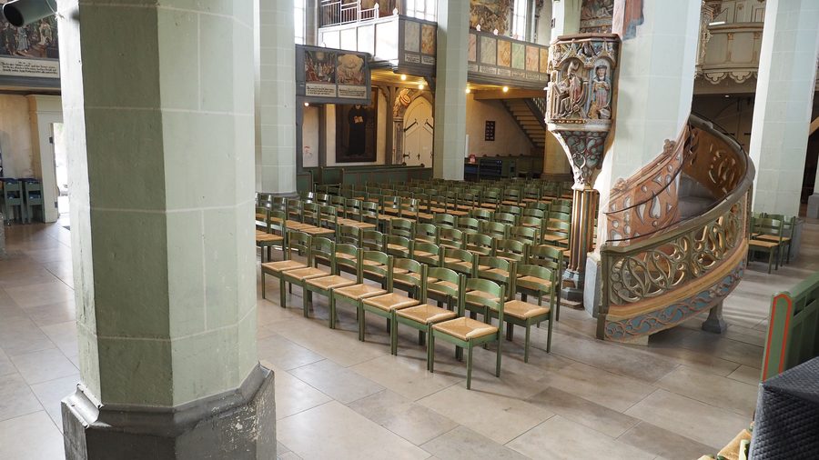 Blick in das Kirchenschiff der Peterskirche in Weilheim an der Teck.