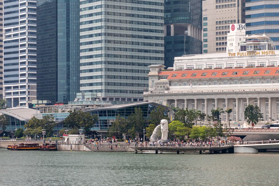 Die Merlion-Statue in Singapur am Wasser.