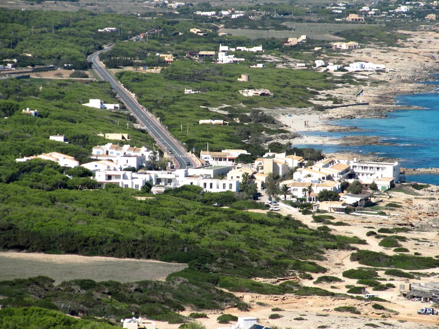 File:Es Caló de Sant Agustí, Formentera, im Oktober 2021.jpg