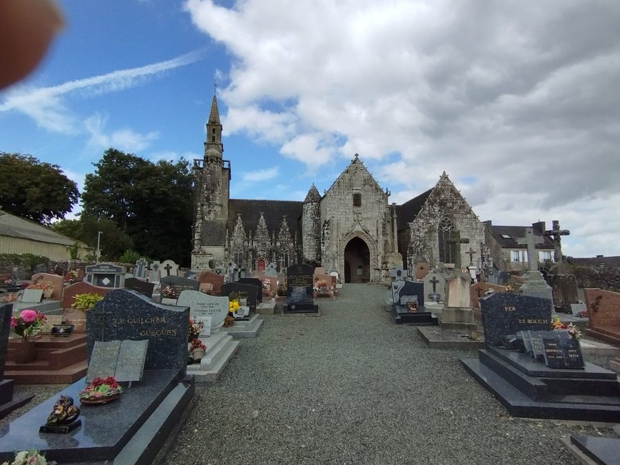 Cimetière et façade méridionale de l'église Saint-Jean-Baptiste de Plourac'h