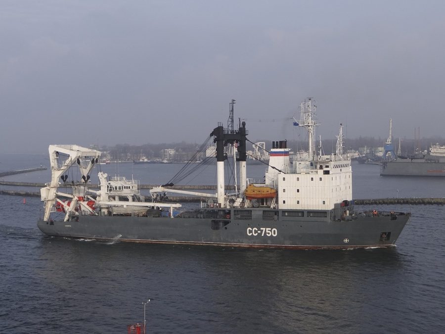 Bergungsschiff SS-750 mit seinem U-Boot in der Straße von Baltiysk