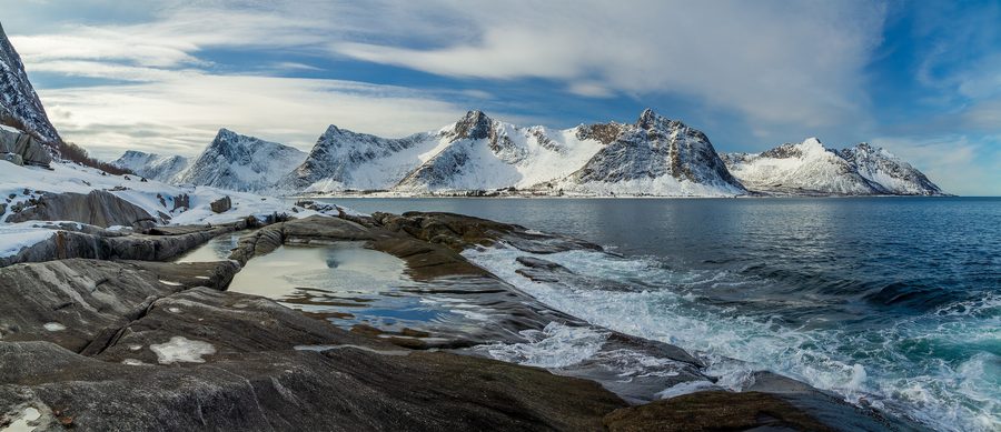Raue Küste bei Tungeneset und Steinfjorden auf Senja mit Bergen und Fjord