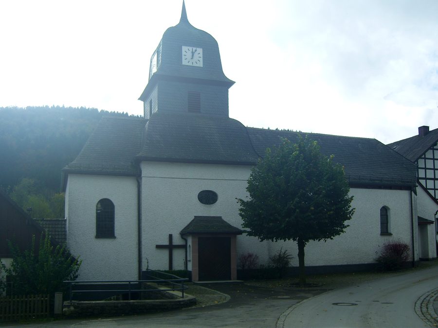 Außenansicht der St.-Antonius-Kirche in Medebach-Titmarighausen