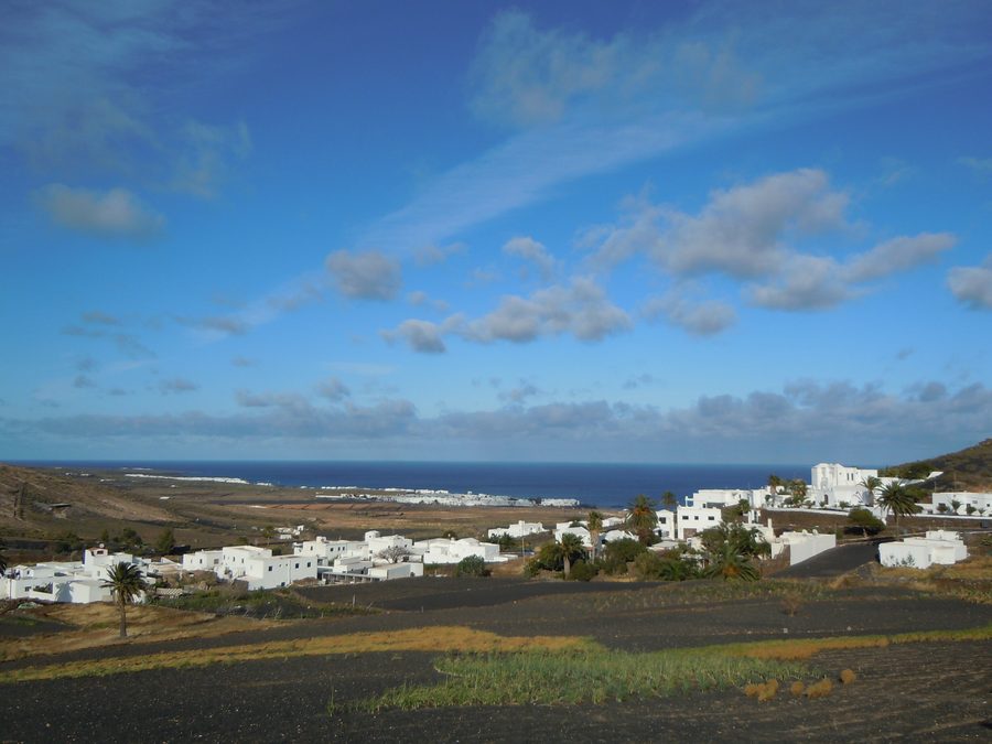 Blick über Tabayesco hinunter nach Arrieta auf Lanzarote