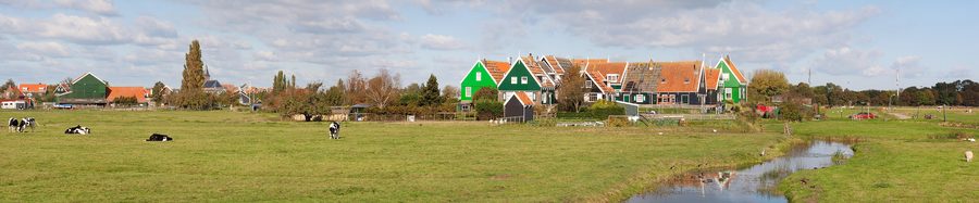 Panoramablick auf Grote Werf und das Dorf Marken am IJsselmeer in Nordholland
