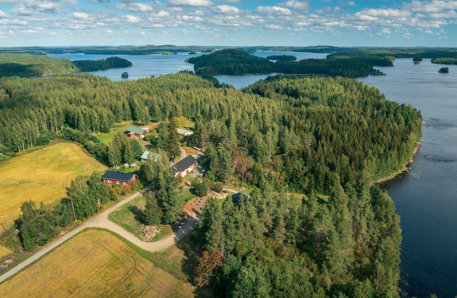 Landschaft von Ryngänkylä am Vahvajärvi-See in Hirvensalmi, Südsavo