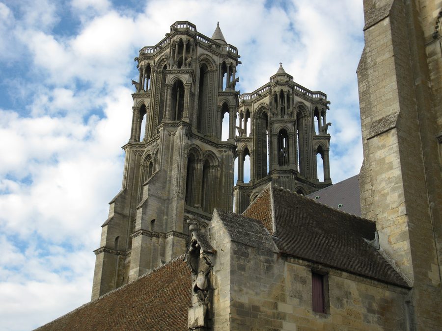 Westfassade der gotischen Kathedrale von Laon im Département Aisne