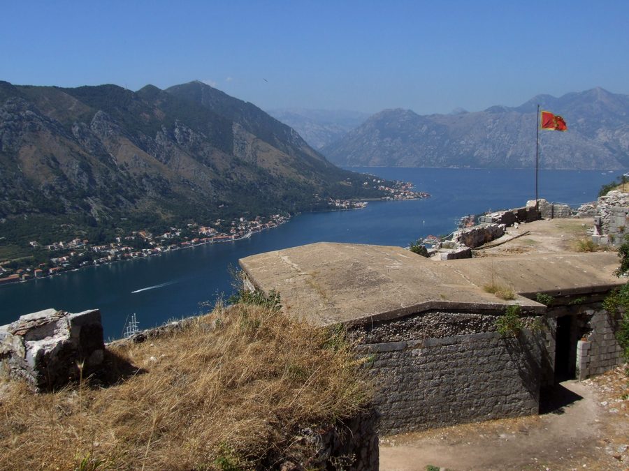 Blick von der Stadtmauer von Kotor über die Bucht von Kotor und die umliegenden Berge