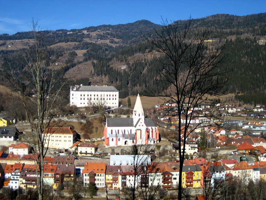 Blick auf Murau in der Steiermark mit Alpenlandschaft.
