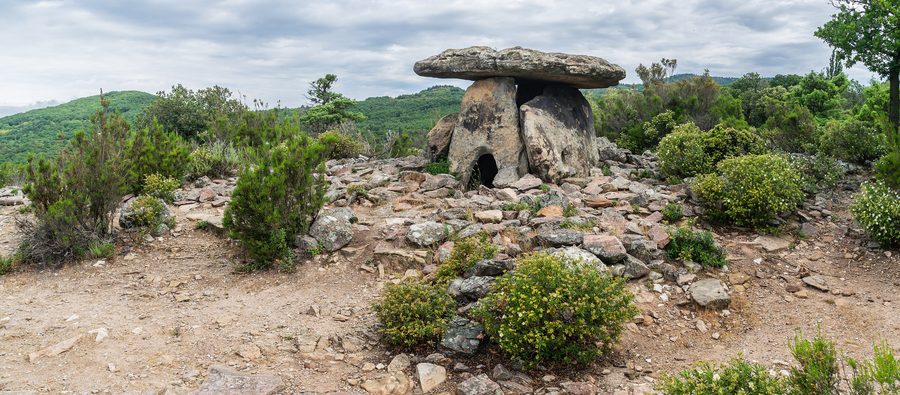 Der Dolmen de Coste-Rouge in der Gemeinde Soumont im Hérault