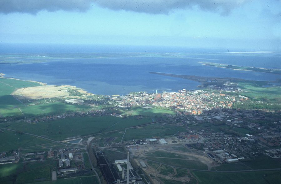 Luftaufnahme von Barth am Barther Bodden mit der Halbinsel Fischland-Darß-Zingst im Hintergrund