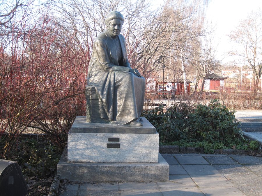 File:Selma Lagerlof statue Sunne.jpg