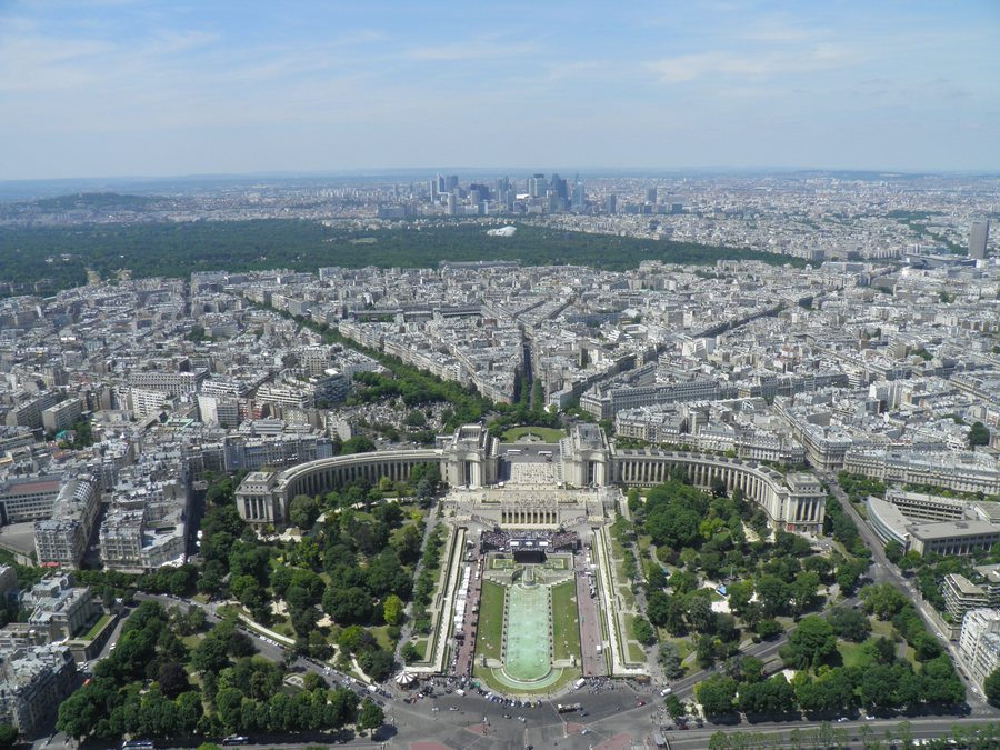 File:Le palais Chaillot et la Défense, vu du troisième étage (Paris).jpg