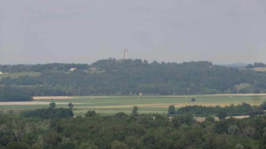 Château d'eau à Pouydraguin vu depuis les hauteurs de Goux