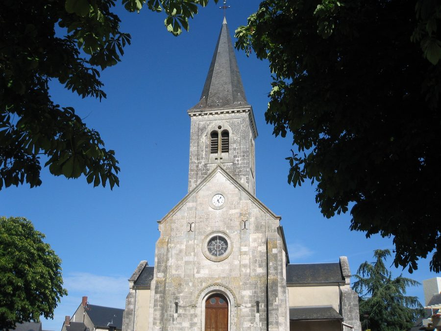 Außenansicht der Kirche Saint-Ursin in La Chapelle-Saint-Ursin