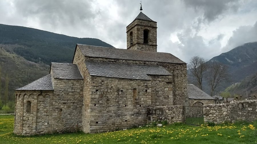 Romanische Kirche Sant Feliu de Barruera mit Glockenturm