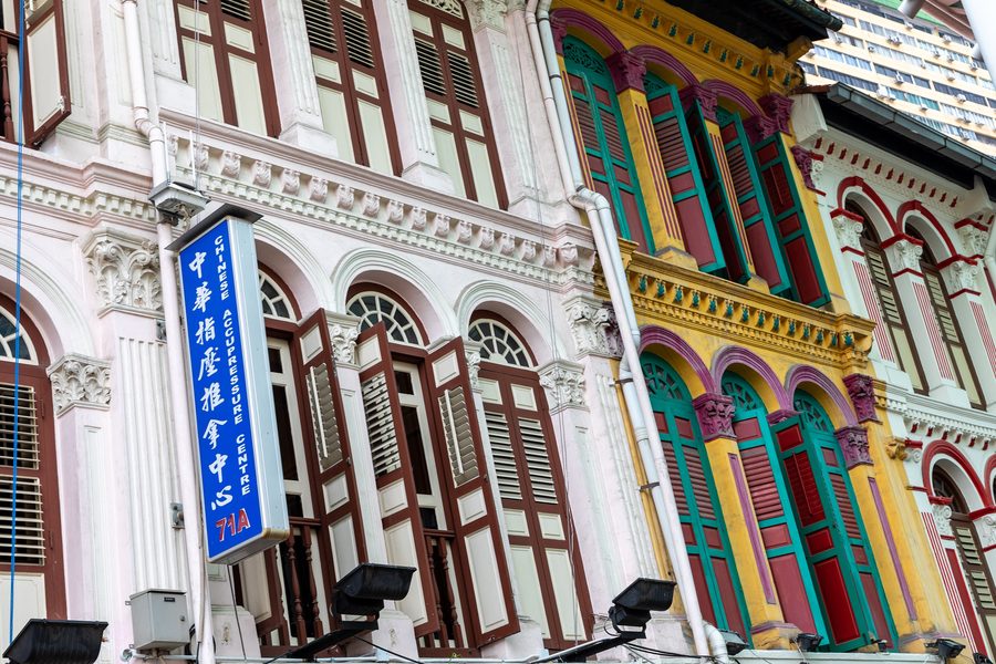 Pagoda Street im historischen Chinatown von Singapur mit farbigen shophouses