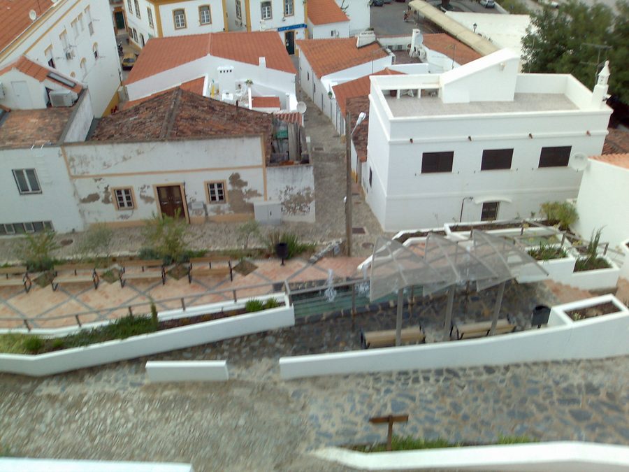 Blick von den Mauern der Burg von Alcoutim auf Rua da Boavista in Alcoutim, Algarve, Portugal