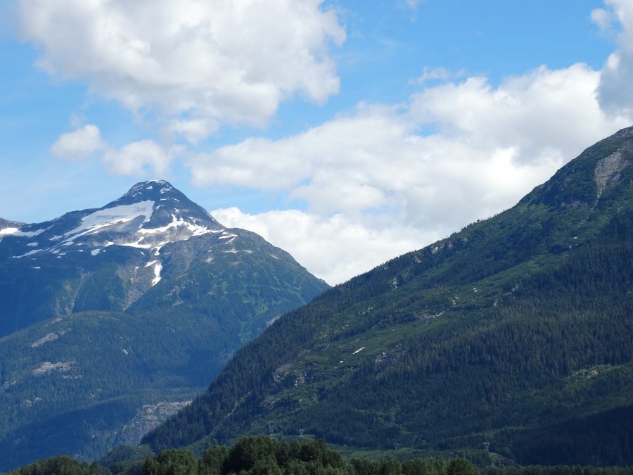 Landschaft am Skeena River auf der Strecke von Prince Rupert nach Terrace in British Columbia