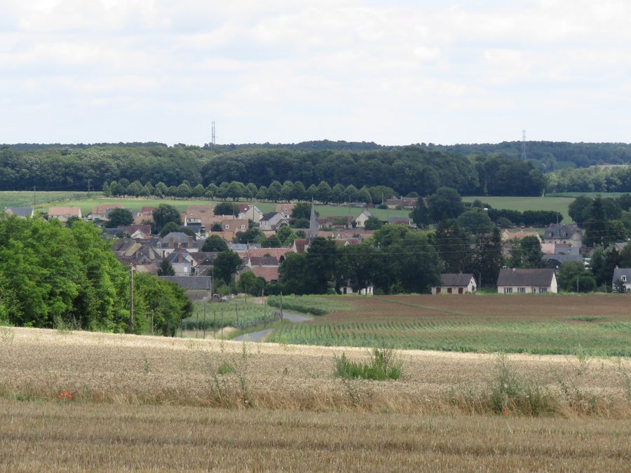 Blick auf das Dorf Challes im Département Sarthe aus Richtung Les Boutinières