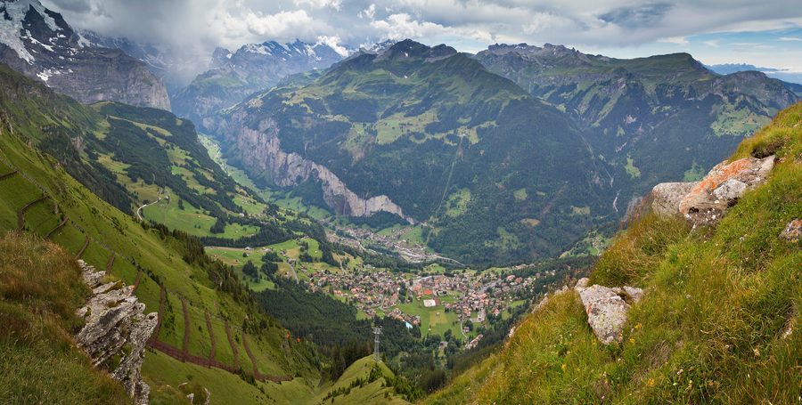 Blick vom Männlichen über das Lauterbrunnental auf die Berner Alpen