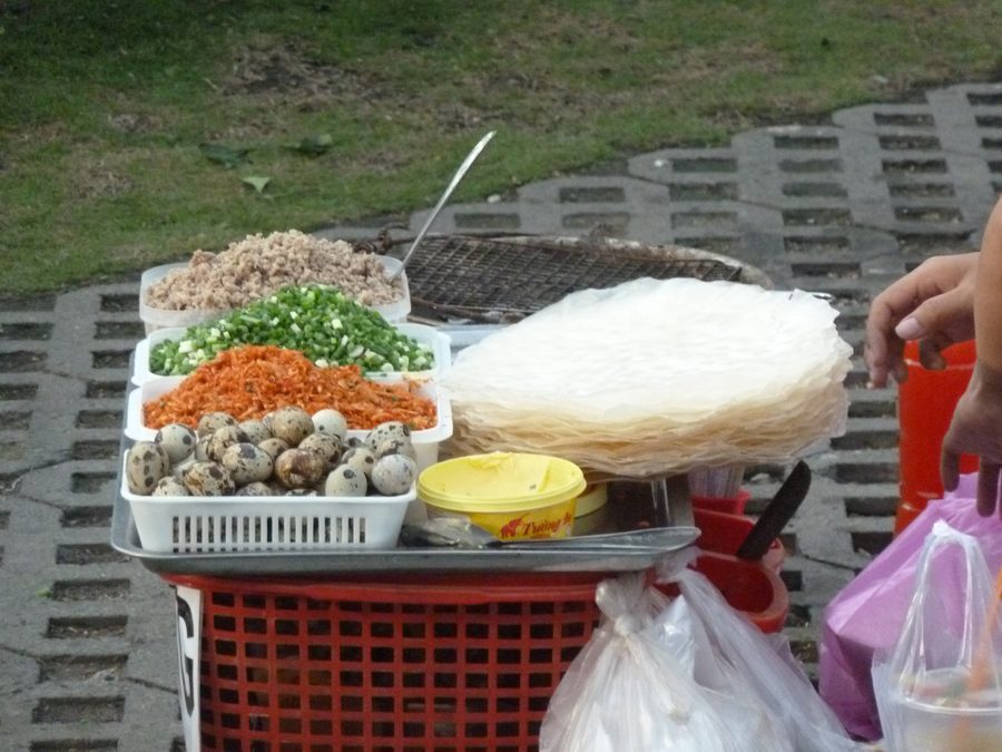 Stand mit bánh tráng nướng, vietnamesischem Street Food, in Ho Chi Minh Stadt
