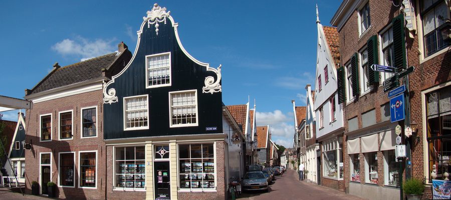 Panorama mit historischen Häusern im Ortskern von De Rijp