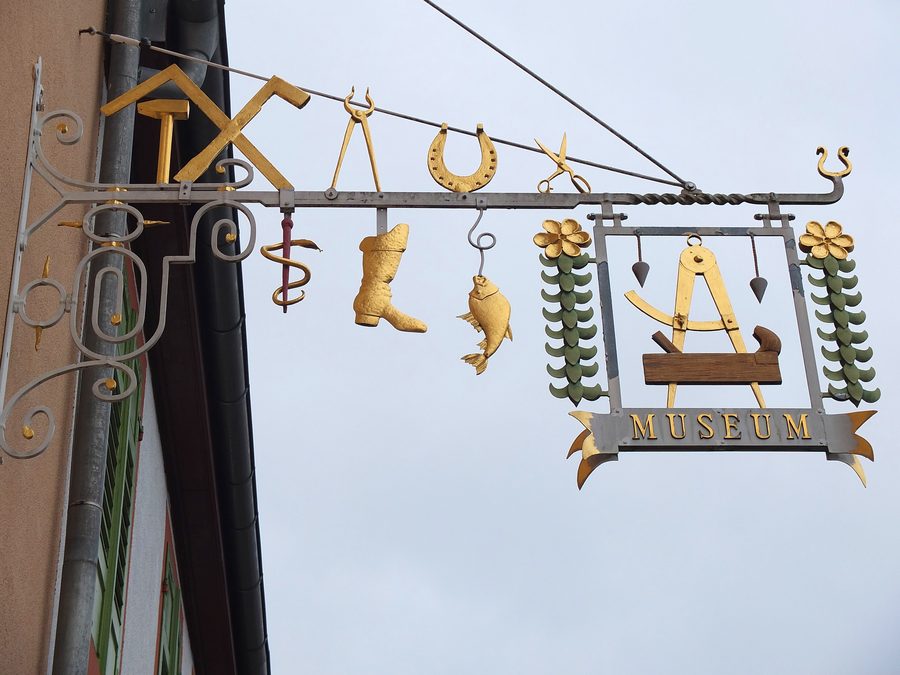 Hinweisschild des Handwerksmuseums in Kork
