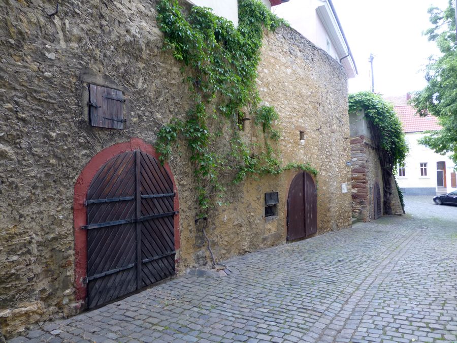 Historische Weinkeller an der südlichen Mauer des Marktes in Westhofen