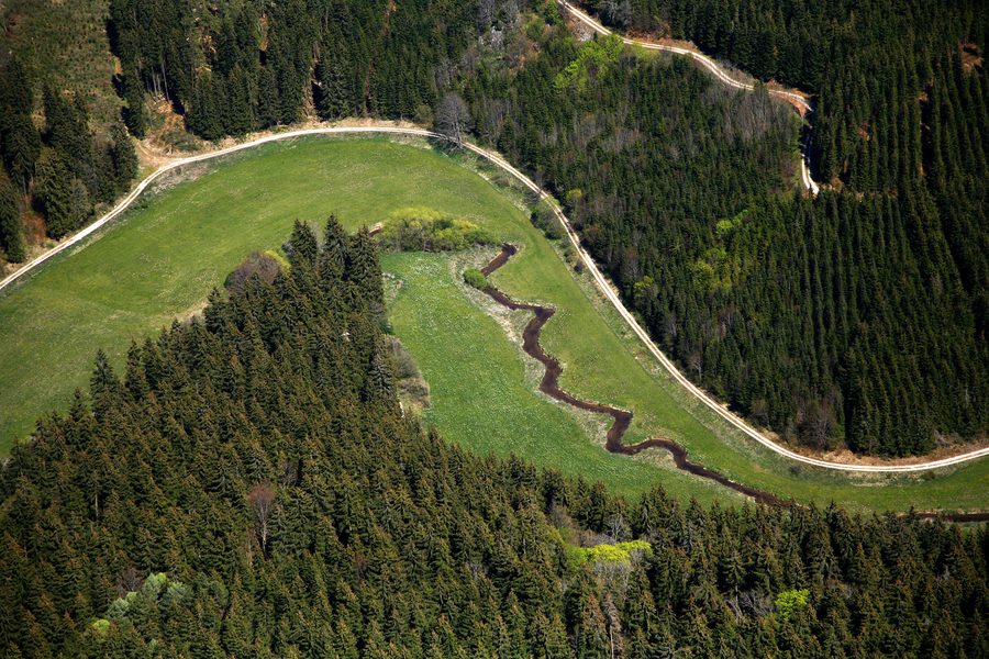 Mäander der Fehla mit Auenlandschaft auf der Schwäbischen Alb