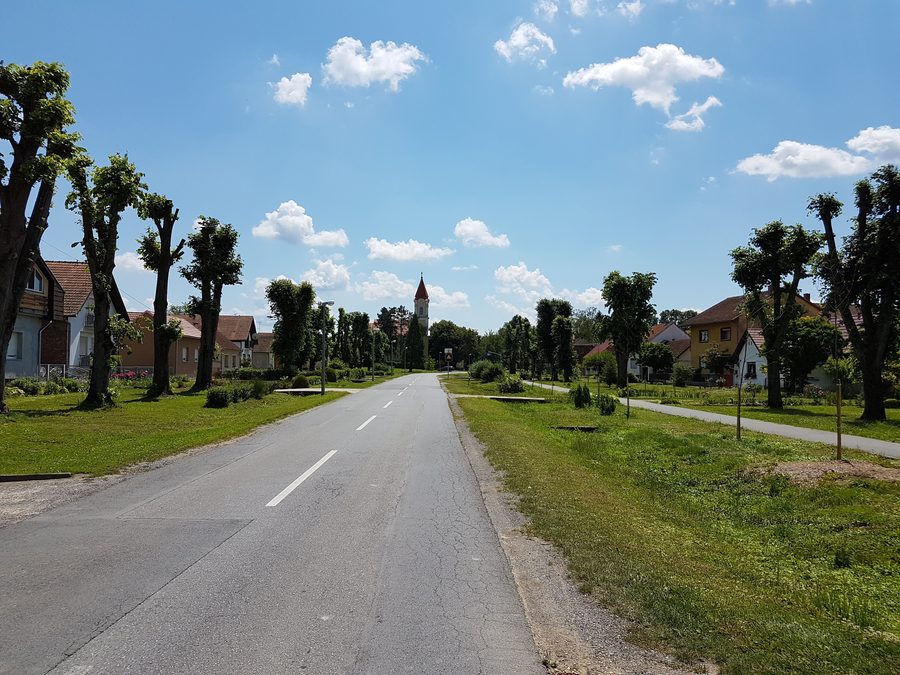 Einfahrt nach Špišić Bukovica mit Blick auf die Kirche des heiligen Johannes des Täufers