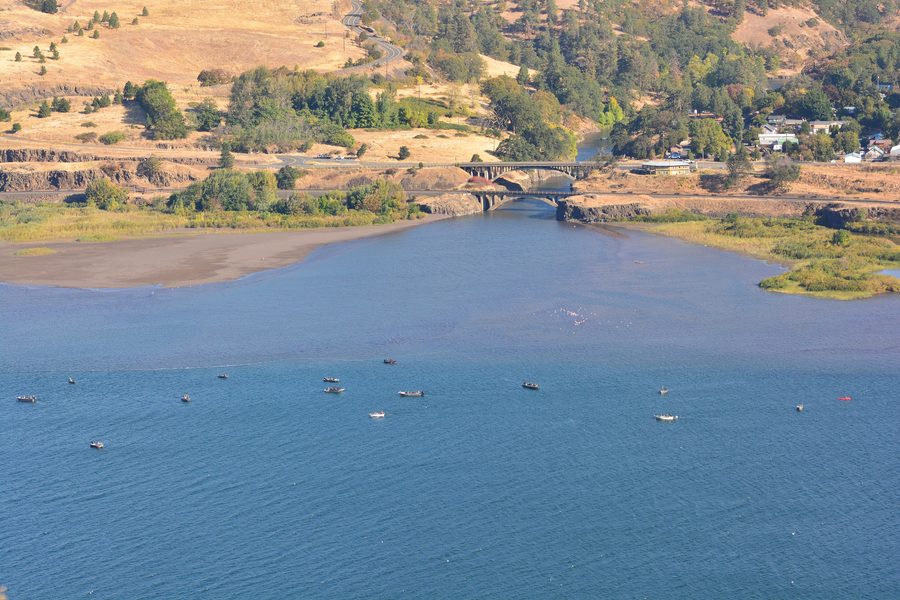 Der Klickitat River mündet bei Lyle in den Columbia River, gesehen vom Rowena Crest Viewpoint