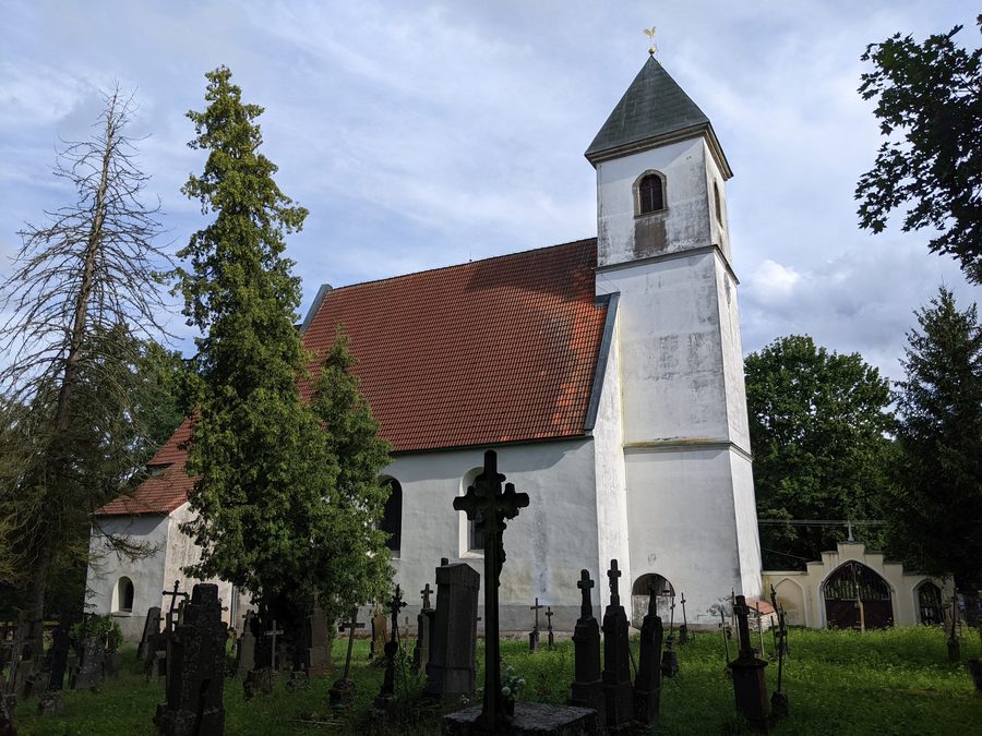 Außenansicht der gotischen Kirche Nalezení sv. Kříže in Újezd Svatého Kříže