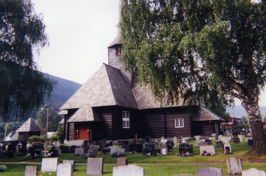 Kvam-Kirche in Nord-Fron mit angrenzendem Friedhof