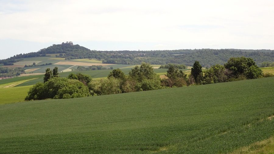 Reinheimer Hügelland mit dem Otzberg und der Veste Otzberg im Hintergrund