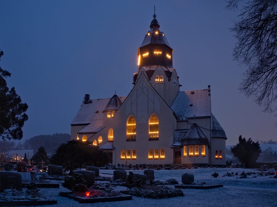 Trinitatiskirche in Wiesa mit Weihnachtsbeleuchtung
