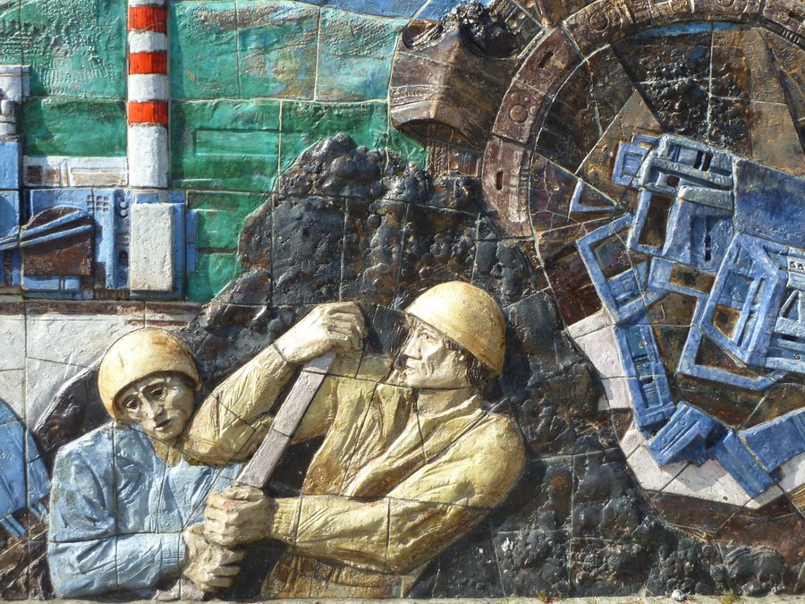 File:P1120438 Cerceda mural homenaxe mineiría detalle.JPG