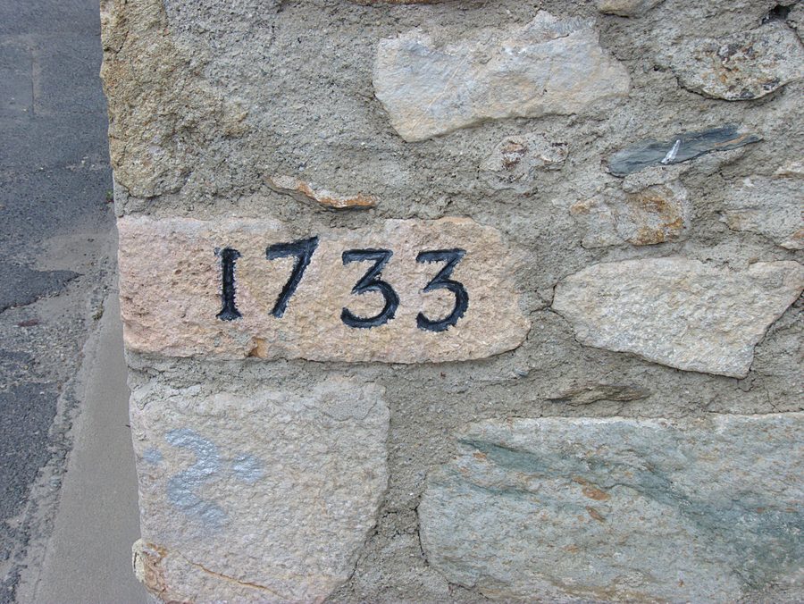 Rue de la Glycine in Oms im Département Pyrénées-Orientales