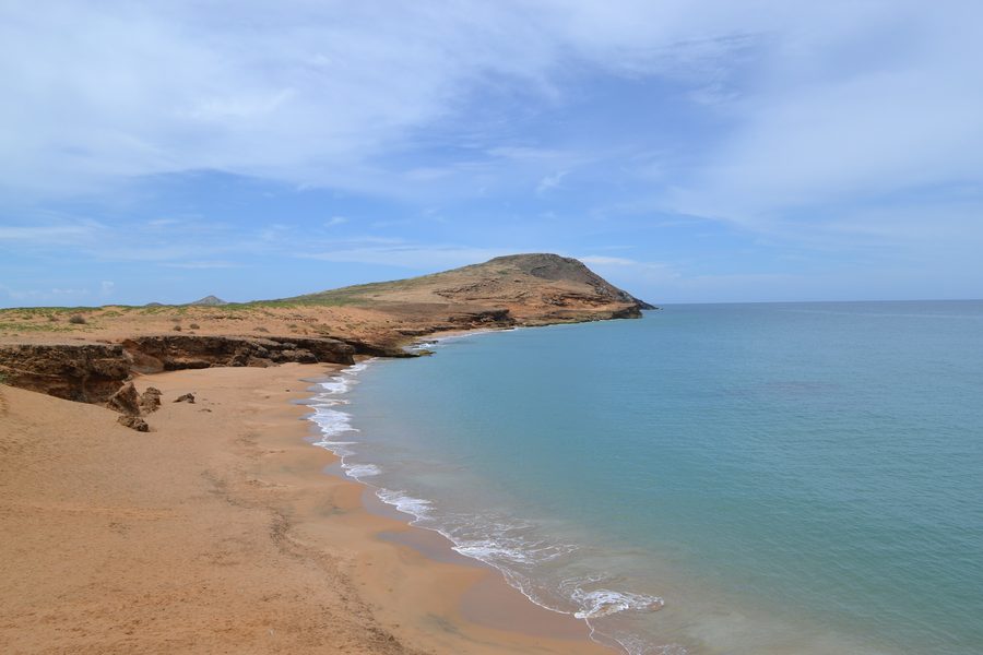 Paisaje costero árido de Cabo de la Vela en La Guajira