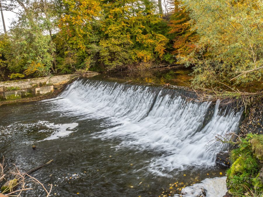 Flussschwelle der Glâne zwischen Matran und Posieux im Kanton Freiburg