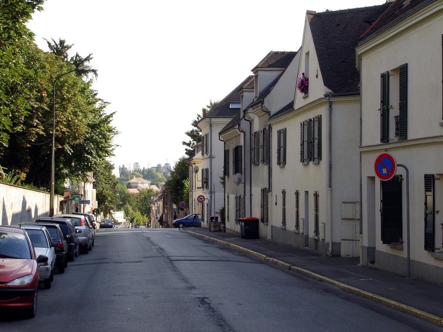 Rue Pierre-Brossolette à Sarcelles, avec le grand ensemble en arrière-plan