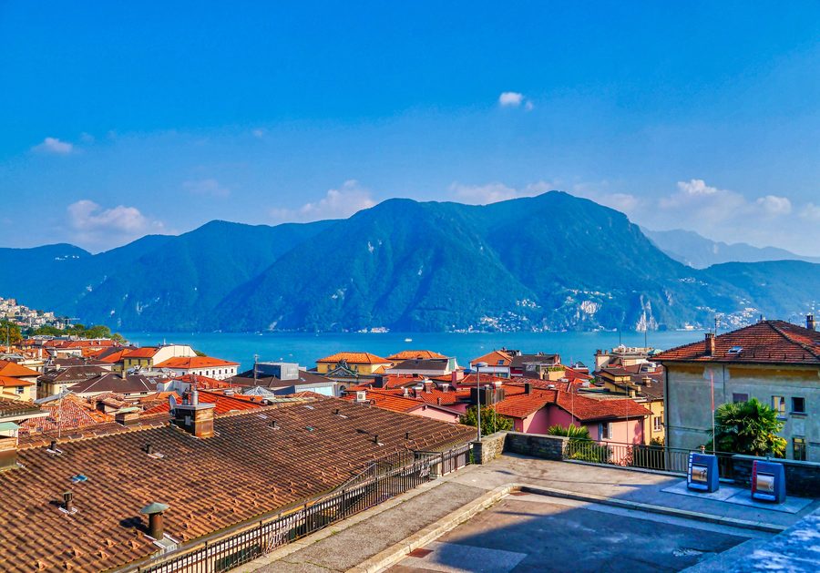 Blick auf den Luganersee bei Lugano mit Stadt und voralpiner Bergkulisse