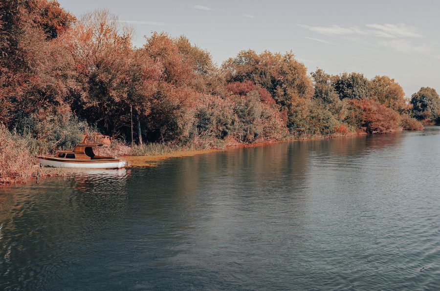 Altes Boot am Ufer des Flusses in Rijeka Crnojevića