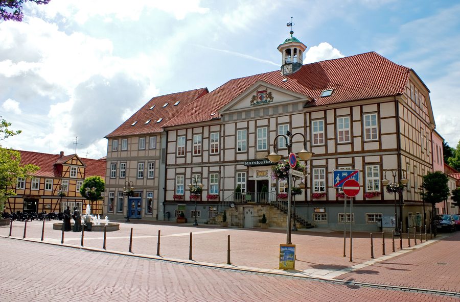 Marktplatz mit historischem Rathaus in Lüchow im Wendland