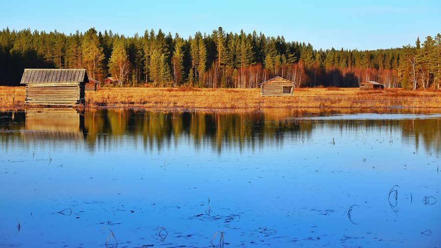 Svansele dammängar mit Heuschobern unter herbstlichem Himmel
