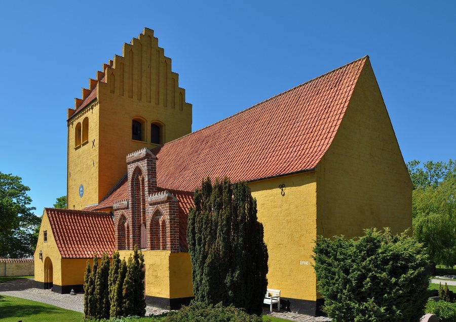 File:Holtug Kirke (Stevns Kommune, Danmark) 2.jpg
