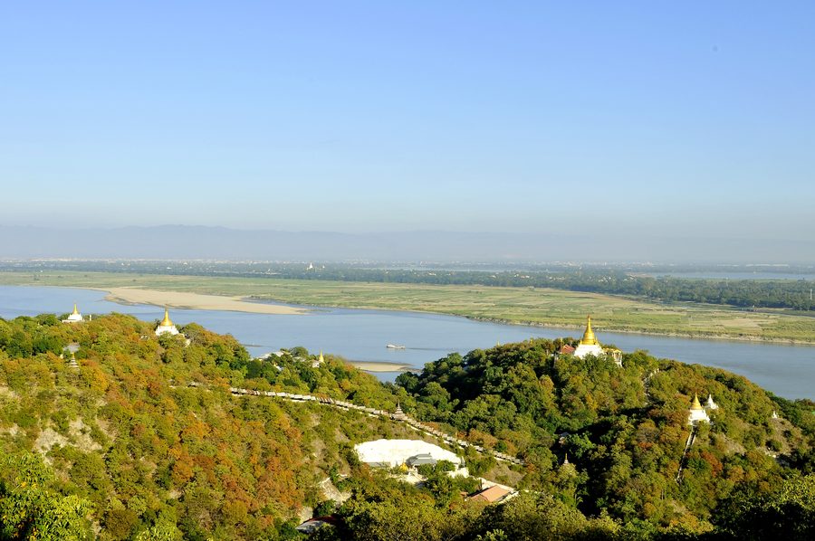 Hügellandschaft am Fluss in Zentralmyanmar