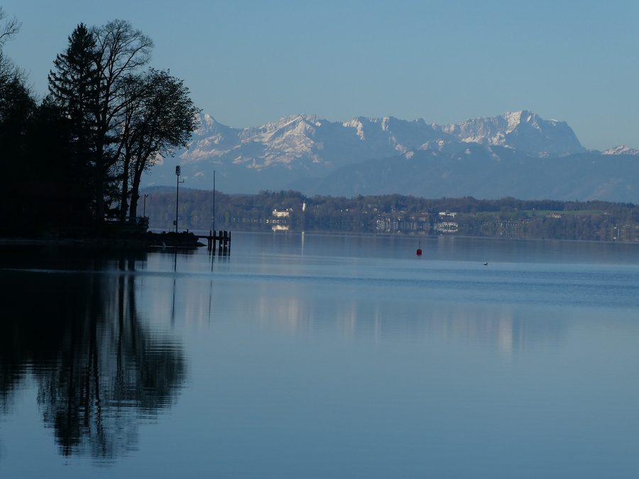 Zugspitze, Alpspitze und Jubiläumsgrat vom Kinderburg-Bootshaus in Allmannshausen am Starnberger See